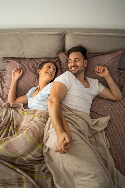 Pareja Joven Descansando Cama Después Del Trabajo — Foto de Stock