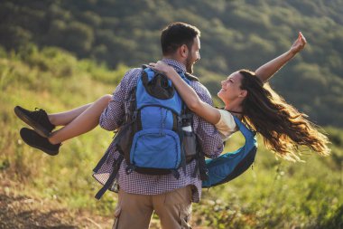 Mutlu çift dağda yürüyüş yaparken eğleniyor..