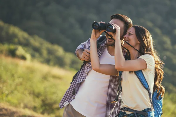 Pareja Feliz Está Excursión Montaña Están Observando Naturaleza Con Prismáticos — Foto de Stock