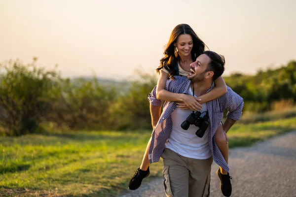 Happy Couple Wandelen Bergen Hebben Plezier Natuur — Stockfoto