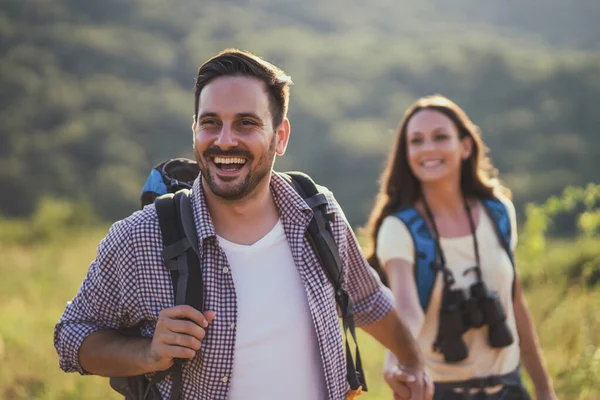 Casal Feliz Está Caminhando Montanha — Fotografia de Stock