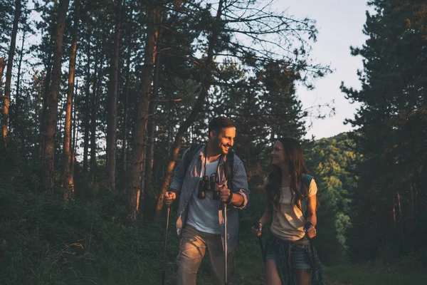 Pareja Feliz Está Excursión Bosque — Foto de Stock