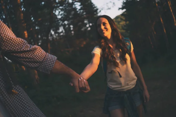 Pareja Feliz Está Excursión Bosque — Foto de Stock