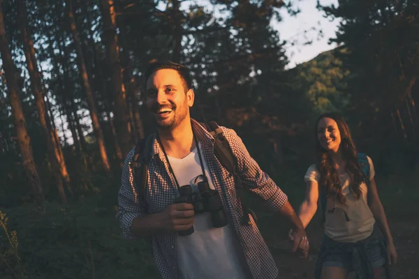 Casal Feliz Está Caminhando Floresta — Fotografia de Stock