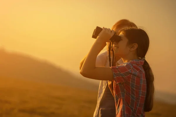 Feliz Abuela Nieta Disfrutando Naturaleza Puesta Sol — Foto de Stock