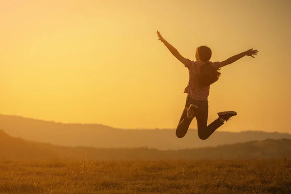 Glückliches Kind Springt Der Natur Bei Sonnenuntergang — Stockfoto