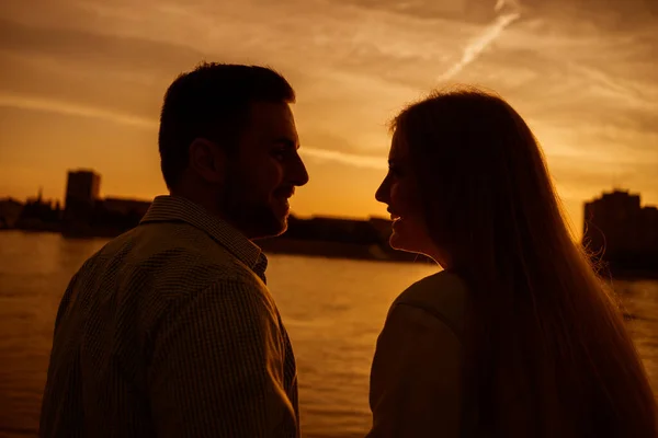 Happy Couple Love Geniet Van Zonsondergang Stad — Stockfoto