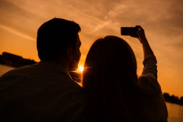 Happy Couple Prend Selfie Coucher Soleil Dans Ville — Photo