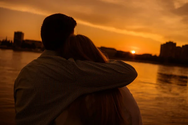 Casal Feliz Amor Está Desfrutando Pôr Sol Cidade — Fotografia de Stock