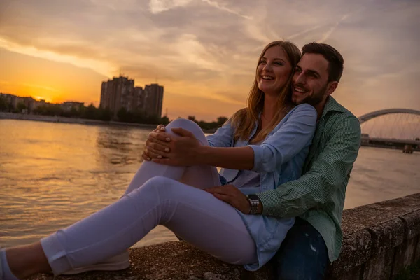 Gelukkig Paar Verliefd Omarmen Aan Rivieroever Stad — Stockfoto