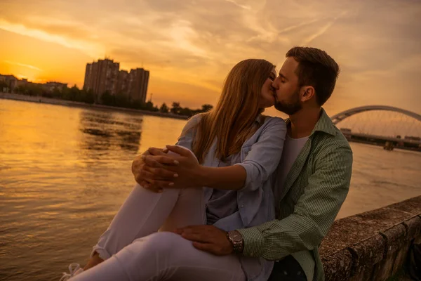 Coppia Felice Innamorata Che Bacia Sulla Riva Del Fiume Città — Foto Stock