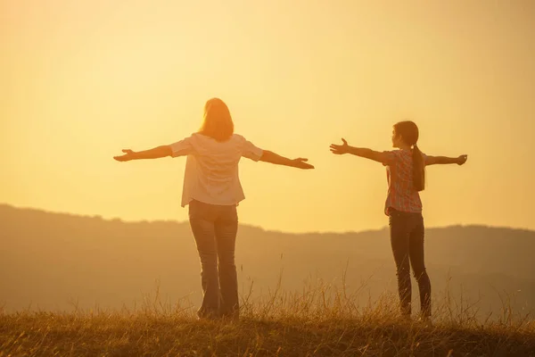 幸せな祖母と孫娘が夕日を楽しんで — ストック写真