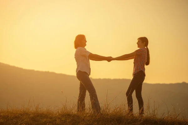 Felice Nonna Nipote Godendo Tramonto — Foto Stock