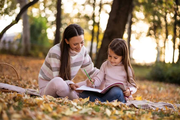 Мать Дочь Наслаждаются Осенью Парке Маленькая Девочка Рисует — стоковое фото