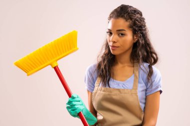 Temizliği sevmeyen Afro-Amerikan ev hanımının portresi..