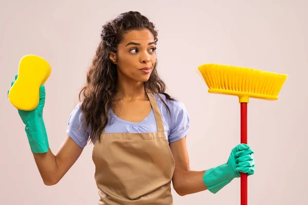 Portret Van Een Afrikaans Amerikaanse Huisvrouw Die Niet Graag Schoonmaakt — Stockfoto