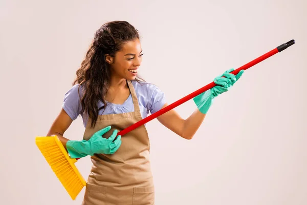 Retrato Feliz Exitosa Sirvienta Profesional Afroamericana Divirtiéndose Con Escoba — Foto de Stock