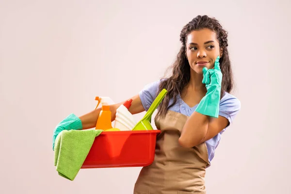 Porträt Einer Afrikanisch Amerikanischen Hausfrau Die Bereit Für Die Hausarbeit — Stockfoto