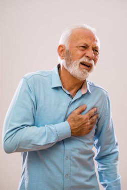 Göğsünde ağrı olan son sınıf öğrencisinin portresi..