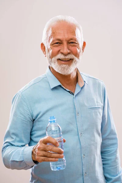 Retrato Hombre Mayor Alegre Que Sostiene Una Botella Agua Sonríe —  Fotos de Stock