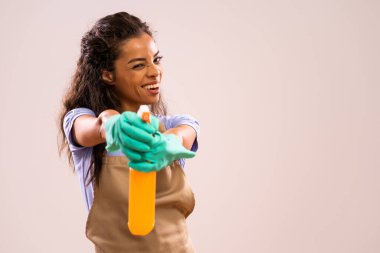Mutlu ve başarılı bir Afro-Amerikan ev hanımı portresi. Ev işleri için hazır..