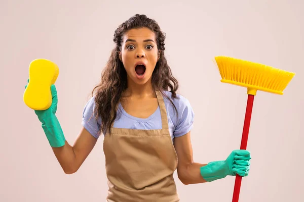 Portret Van Een Afrikaans Amerikaanse Huisvrouw Die Niet Graag Schoonmaakt — Stockfoto