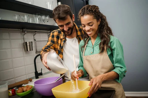 Feliz Pareja Multiétnica Cocinando Cocina Están Haciendo Galletas — Foto de Stock