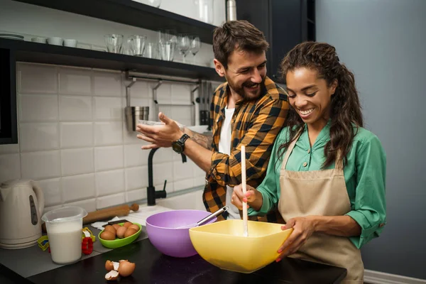 Feliz Pareja Multiétnica Cocinando Cocina Están Haciendo Galletas — Foto de Stock