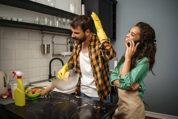 Una Joven Pareja Multiétnica Está Limpiando Cocina Mujer Perezosa Hombre — Foto de Stock