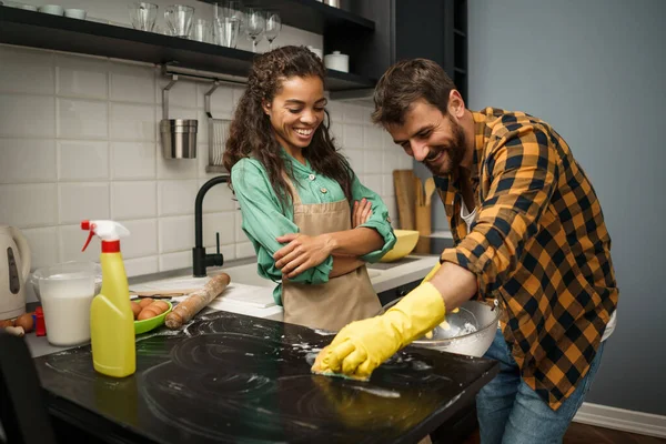 Feliz Pareja Multiétnica Está Limpiando Cocina Divertirse — Foto de Stock