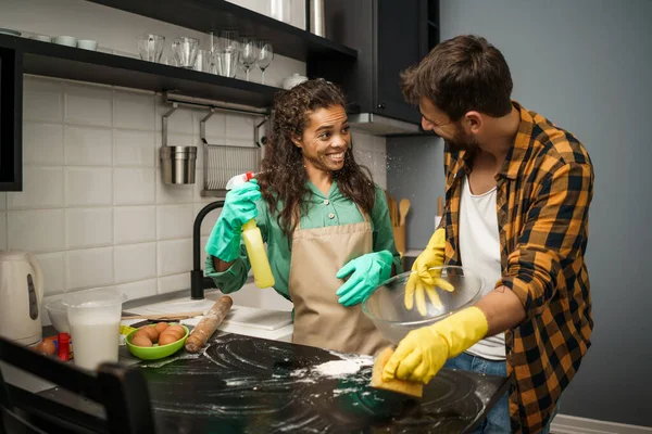 Feliz Pareja Multiétnica Está Limpiando Cocina Divertirse — Foto de Stock