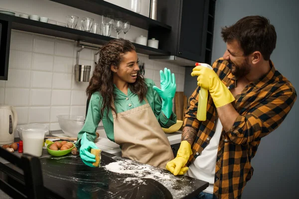 Feliz Pareja Multiétnica Está Limpiando Cocina Divertirse — Foto de Stock