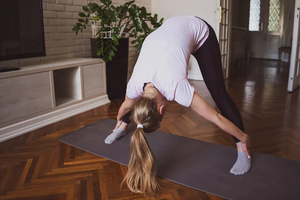 Mujer Joven Practicando Pilates Ejercicios Yoga Casa — Foto de Stock