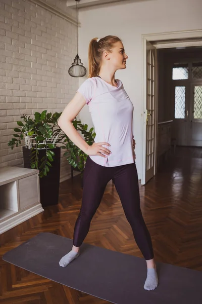 Mujer Joven Practicando Pilates Ejercicios Yoga Casa — Foto de Stock