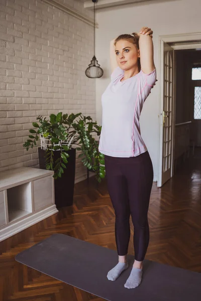 Mujer Joven Practicando Pilates Ejercicios Yoga Casa — Foto de Stock