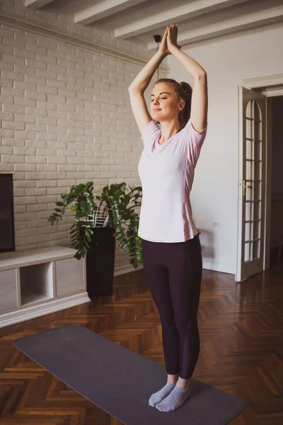 Mujer Joven Practicando Ejercicios Yoga Casa Posición Padmasana Loto — Foto de Stock