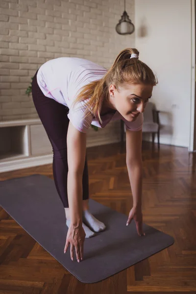 Ung Kvinna Tränar Pilates Och Yoga Övningar Hemma — Stockfoto