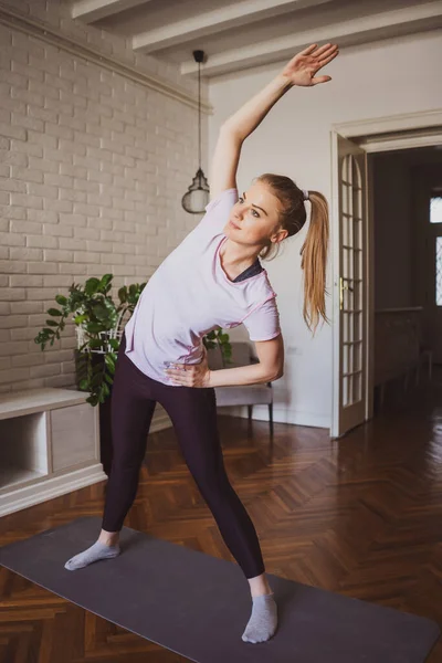 Ung Kvinna Tränar Pilates Och Yoga Övningar Hemma — Stockfoto