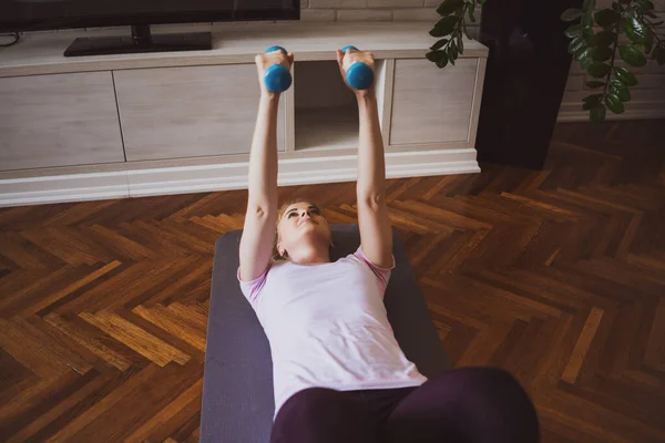 Mujer Joven Ejercitando Pilates Con Pesas Casa — Foto de Stock