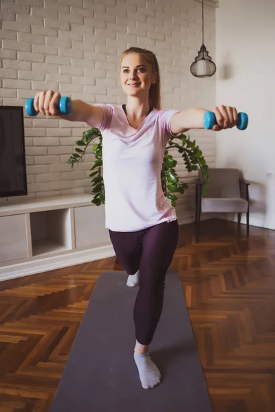 Mujer Joven Ejercitando Pilates Con Pesas Casa — Foto de Stock