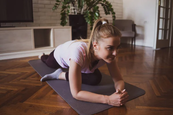 Mujer Joven Practicando Pilates Ejercicios Yoga Casa — Foto de Stock