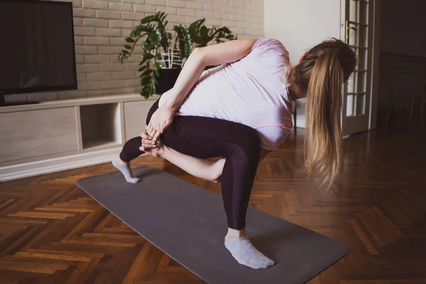 Mujer Joven Practicando Pilates Ejercicios Yoga Casa — Foto de Stock