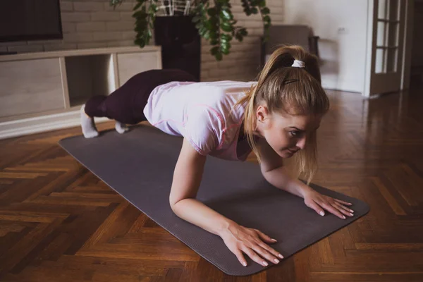 Ung Kvinna Tränar Pilates Och Yoga Övningar Hemma Hon Gör — Stockfoto