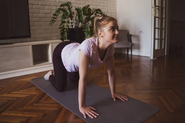 Ung Kvinna Tränar Pilates Och Yoga Övningar Hemma — Stockfoto