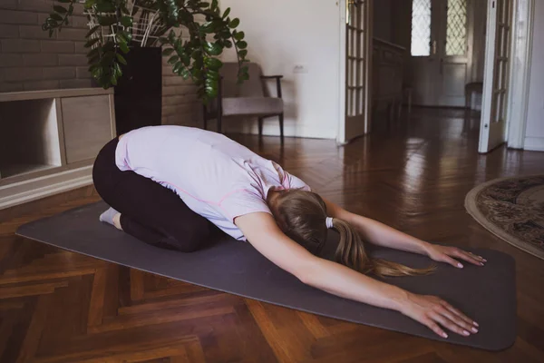 Mujer Joven Practicando Ejercicios Yoga Casa Posición Balasana Niño — Foto de Stock