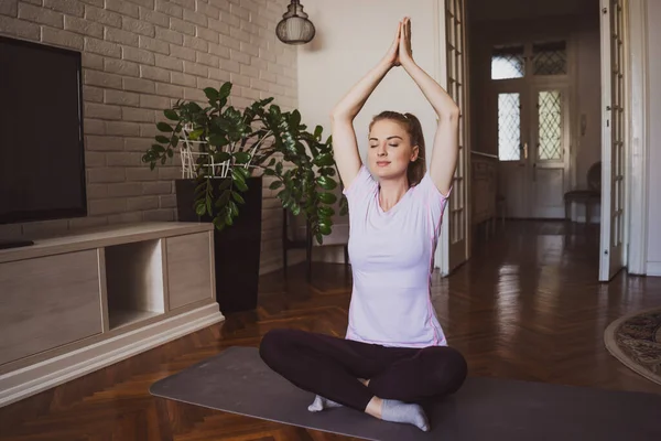 Mujer Joven Practicando Ejercicios Yoga Casa Posición Padmasana Loto — Foto de Stock