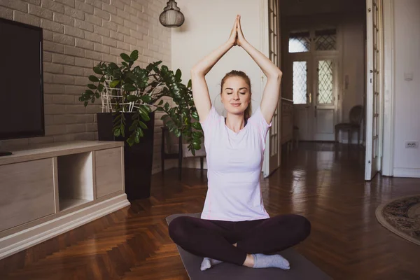 Ung Kvinna Som Tränar Yoga Hemma Padmasana Lotus Ställning — Stockfoto