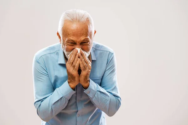 Портрет Пожилого Человека Аллергией Высморком Носа — стоковое фото