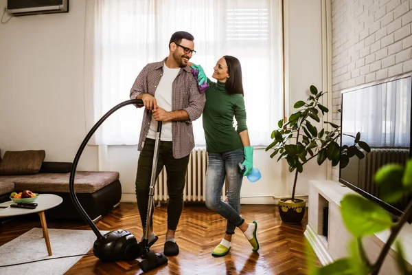 Joven Feliz Pareja Está Limpiando Apartamento — Foto de Stock