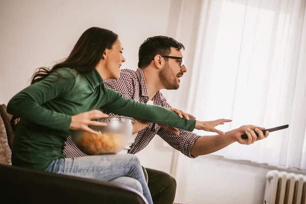 Pareja Joven Está Viendo Televisión Casa Están Discutiendo — Foto de Stock